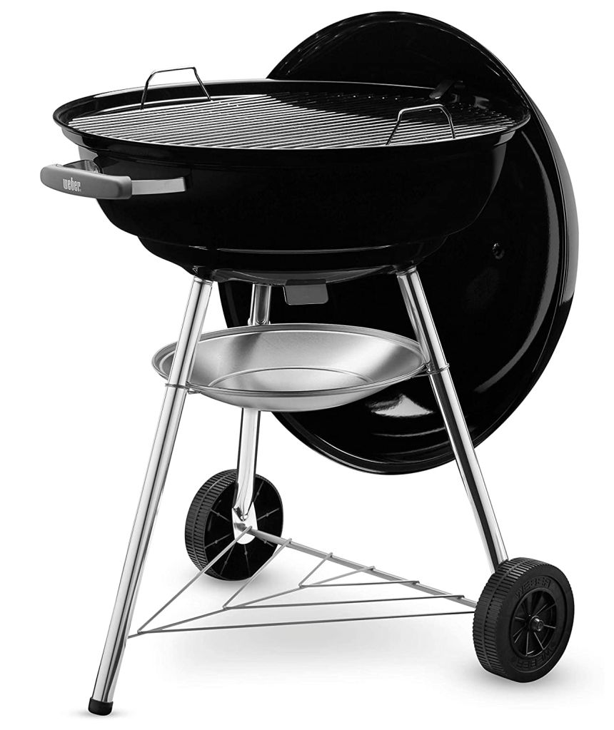 Il coperchio del barbecue a carbone WEBER Compact Kettle si aggancia comodamente a lato della griglia, così lo avrete sempre a portata di mano e non dovrete appoggiarlo sul tavolo o per terra