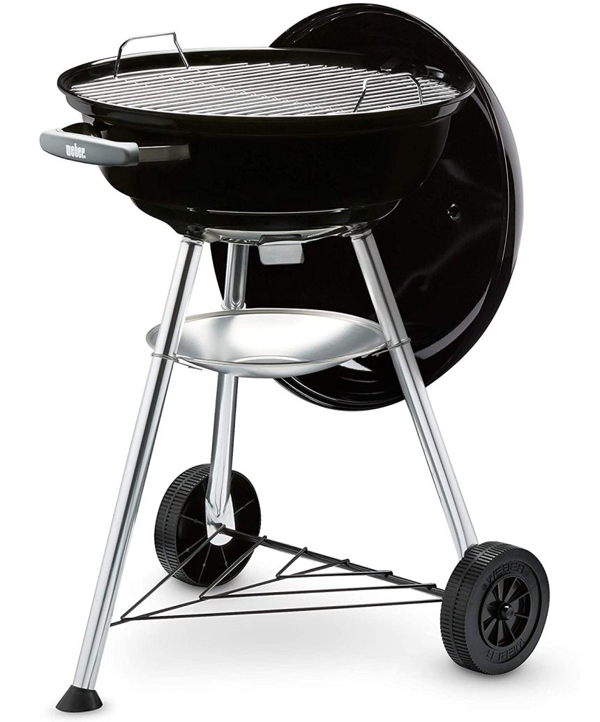 Il coperchio del barbecue a carbone WEBER Compact Kettle si aggancia comodamente a lato della griglia, così lo avrete sempre a portata di mano e non dovrete appoggiarlo sul tavolo o per terra