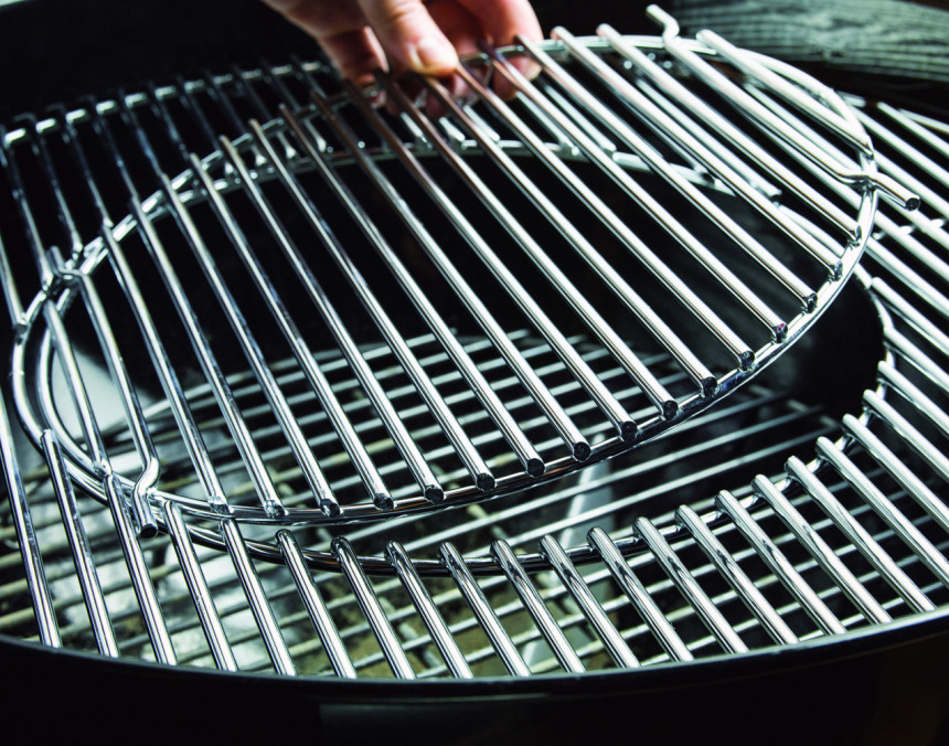 Primo piano della griglia in acciaio del barbecue a carbone WEBER Master‑Touch (notare l'anello centrale rimovibile per poter inserire altri accessori del Gourmet BBQ System, GBS)