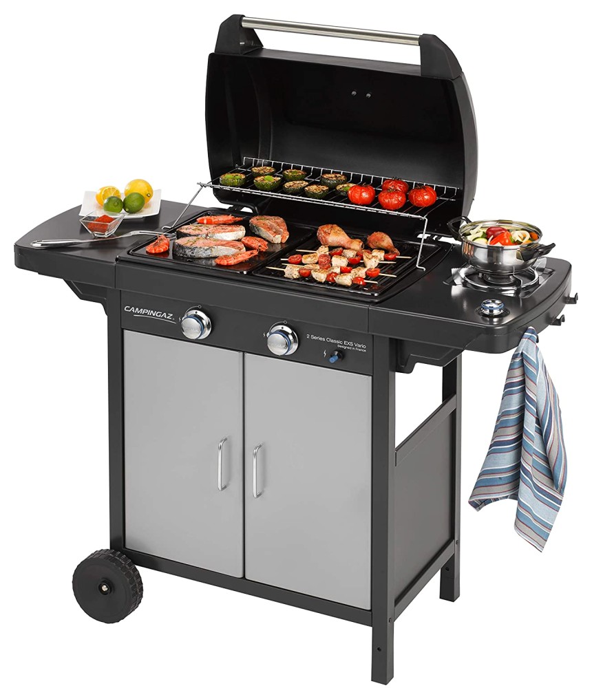 Il barbecue a gas CAMPINGAZ 2 Series Classic EXS Vario ha un'ampia area di cottura di 60 x 35 cm, che può essere usata per metà come griglia e per l'altra metà come piastra, oppure come doppia griglia