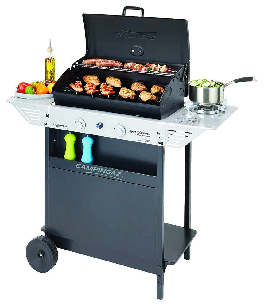 Il barbecue a gas CAMPINGAZ Xpert 200 LS Rocky ha una superficie di cottura di 54 x 34 centimetri, un'ulteriore griglia da porre sopra il piano di cottura, e un fornello laterale per salse e contorni da circa 2kW