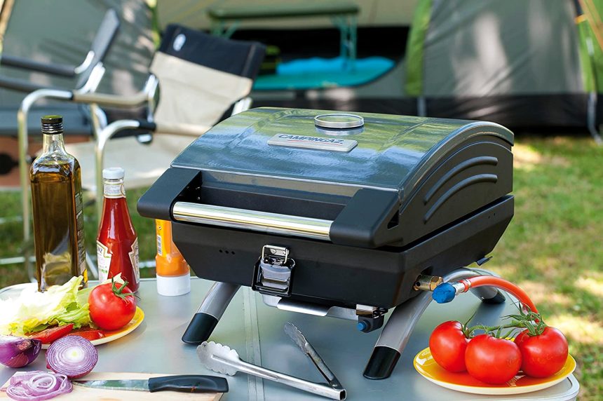 Il barbecue a gas Campingaz 1 Series Compact XL R  può essere comodamente adagiato su un tavolino