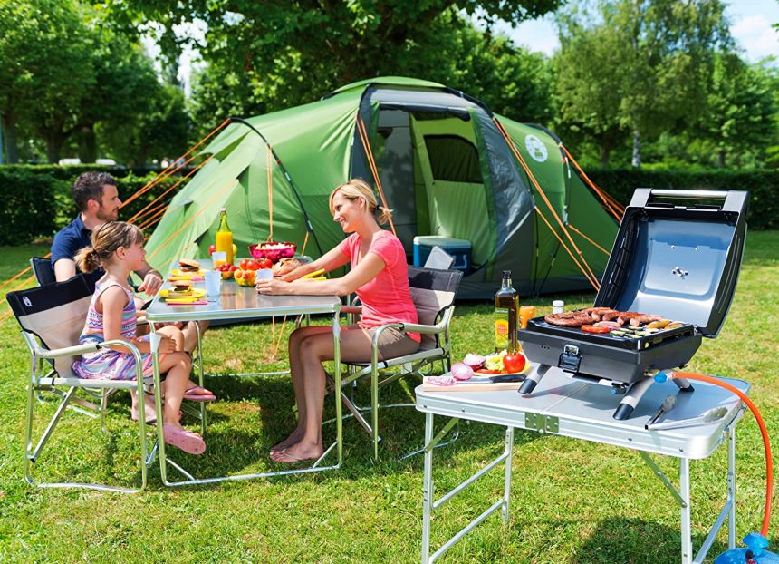 Compatto, ma più che sufficiente per grigliare un pasto completo per tutta la famiglia: con il barbecue a gas Campingaz 1 Series Compact LX R cucinare in campeggio sarà un gioco da ragazzi!