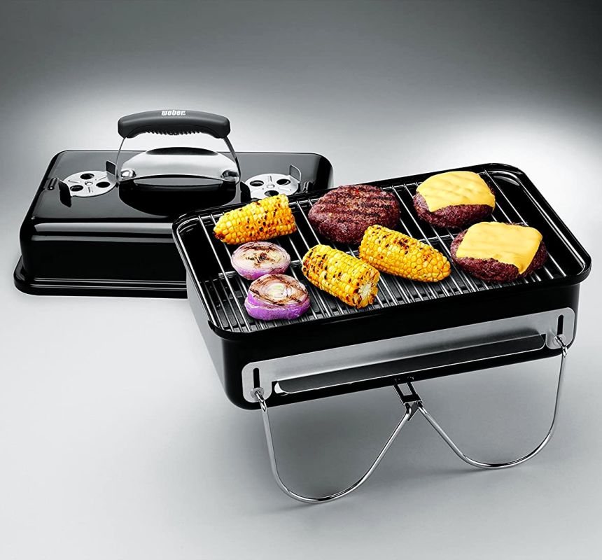 L'ampia griglia di cottura del barbecue portatile a carbone WEBER Go-Anywhere vi permette di preparare deliziose pietanze, da gustare in compagnia con la vostra amata metà