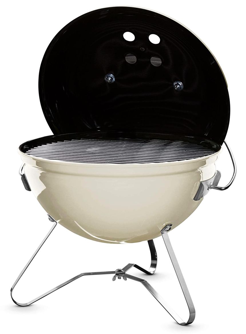 Il barbecue portatile a carbone WEBER Smockey Joe, con in bella vista la griglia in acciaio cromato da 37 cm