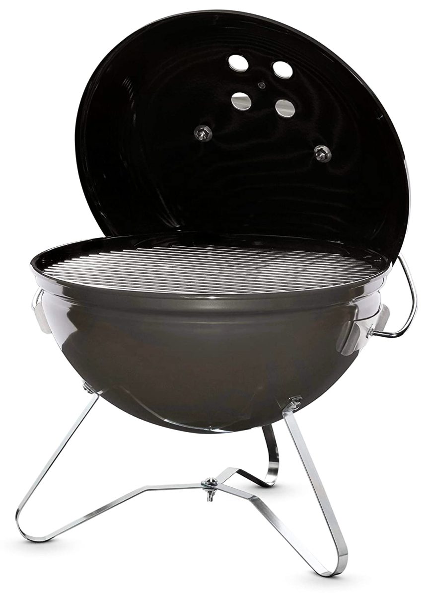 Il barbecue portatile a carbone WEBER Smockey Joe, con in bella vista la griglia in acciaio cromato da 37 cm