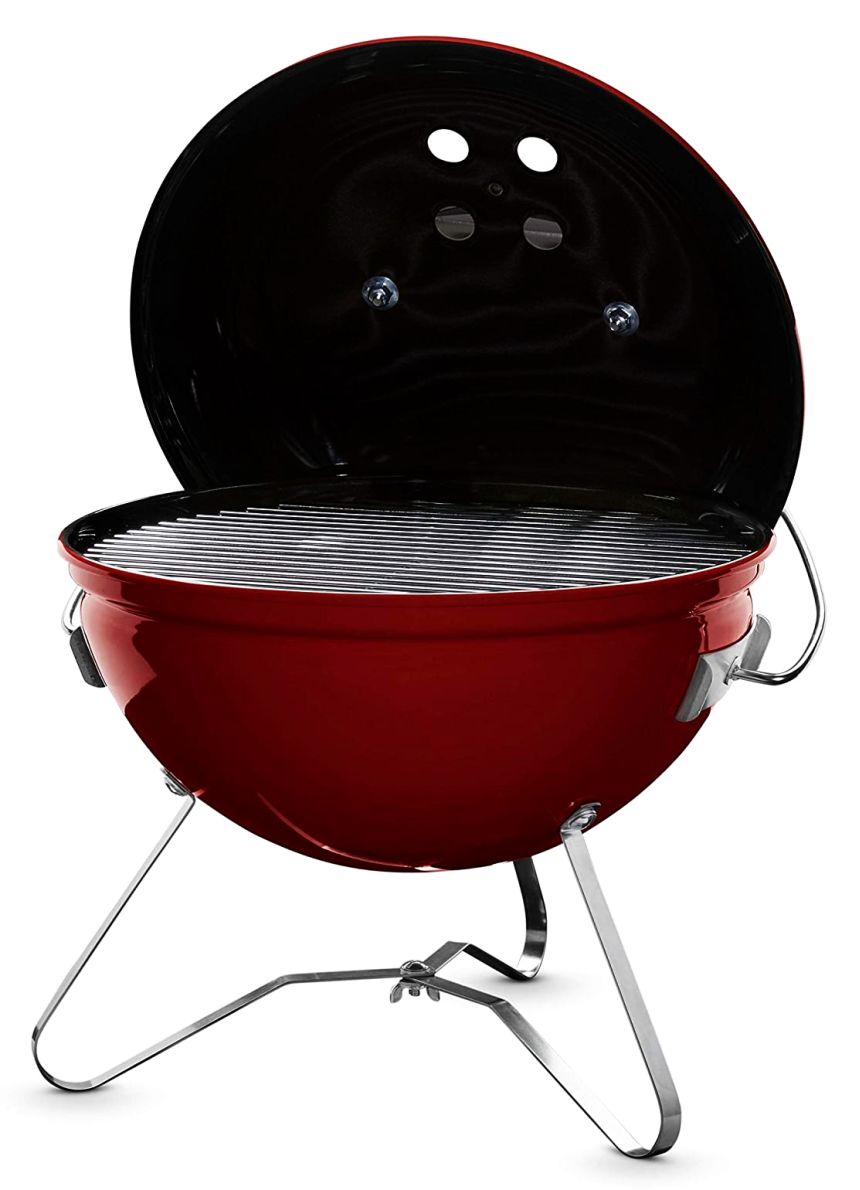 Il barbecue portatile a carbone WEBER Smockey Joe, con in bella vista la griglia in acciaio cromato da 37 cm